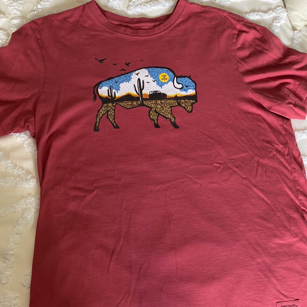Life Is Good Men’s shirt sleeve crusher tee. Sz Medium faded red- buffalo